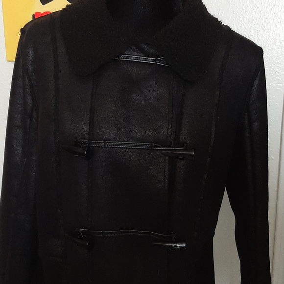 F21 black shimmery coat with faux shearling collar - Picture 3 of 12